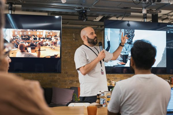 Révolutionner la Formation des Managers avec les Principes de la Psychologie Positive : Une Approche Pionnière